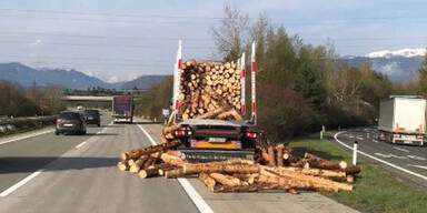 Lkw verlor beim Autobahnknoten Villach eine Ladung Baumstämme