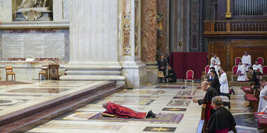 Papst zelebrierte Karfreitagsliturgie im leeren Petersdom