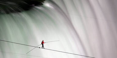 Amerikaner überquerte Niagarafälle auf Seil