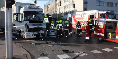 Drei Verletzte nach Crash zwischen Bus und LKW