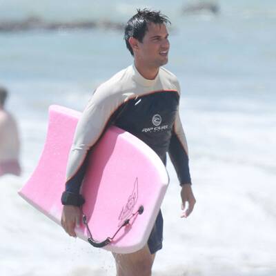 Taylor Lautner als sexy Beachboy
