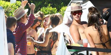 Justin Bieber relaxt mit sexy Bikini-Girls