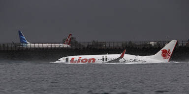Flugzeug rast über Landebahn ins Meer 