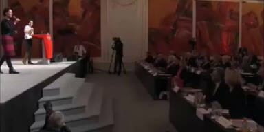 Ministerin Heinisch-Hosek schmeißt Rednerin von Bühne