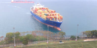 Manövrierunfähiges Schiff steuert auf Hongkong zu