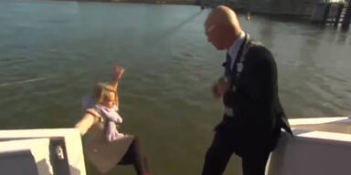 Reporterin fällt ins Wasser