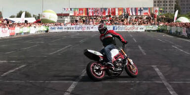 Motorradfahrer zeigt extreme Stunts