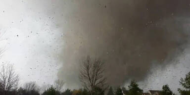 Mann filmt während Tornado sein Haus zerstört