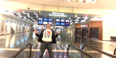 Mann dreht Musikvideo auf Flughafen