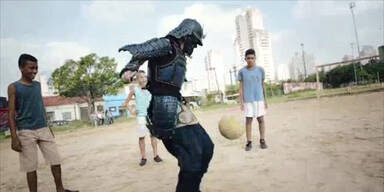 Samurai dribbelt Fußball
