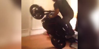 Motorrad-Wheelie im Wohnzimmer