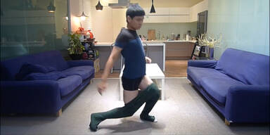 Mann tanzt ohne Hose