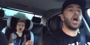 Vater und Tochter singen Disney-Hit