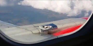 Loch in Flugzeug schockt Passagiere
