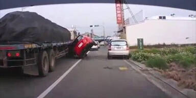 Frau crasht beim Überholen gegen Auto