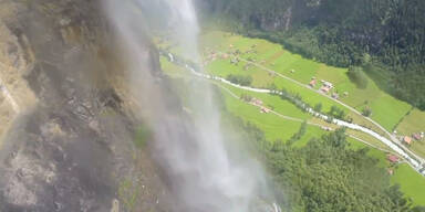 "Adrenalinjunky" fliegt durch Wasserfall