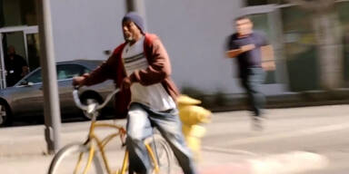 Mann stiehlt Fahrrad vor laufender Kamera