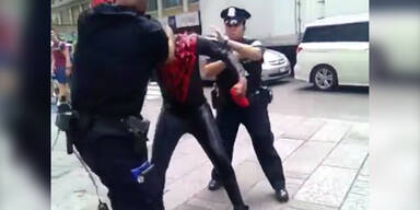 Polizisten prügeln sich mit Spiderman