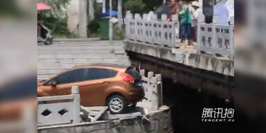 Auto stürzt von einer Brücke