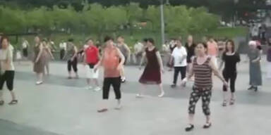 Diese Omas tanzen Pandabären "krank"