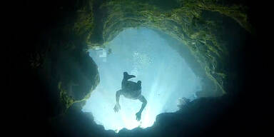 Irre springen in 46 Meter tiefes Wasserloch