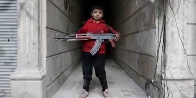 8 jähriger Bube als Terroristen-Soldat