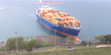 Containerschiff steuert auf Footballfeld zu