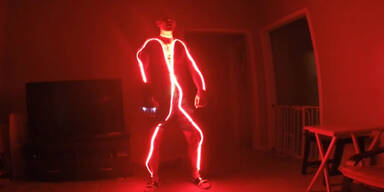Genialer Neon-Anzug im Einsatz