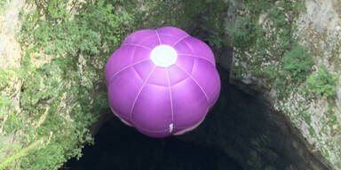 Heißluftballon fliegt in Höhle