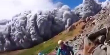 Wanderer filmt Vulkanausbruch