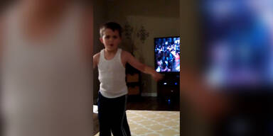 Kleiner Bub tanzt 'Dirty Dancing'
