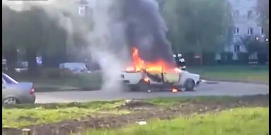 Feuerwehr gerät in Autoexplosion