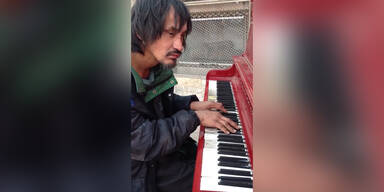 Obdachloser spielt großartig Piano