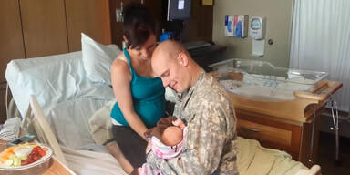 Soldat sieht seinen Sohn das erste Mal