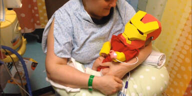 Baby bekommt Iron Man-Kostüm