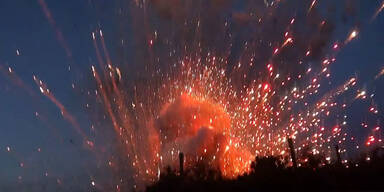 Enormes Feuerwerk-Lager explodiert