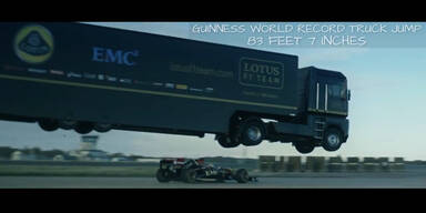 Lkw springt über Formel-1-Auto