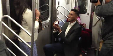 Unerwarteter Heiratsantrag in der U-Bahn