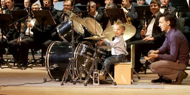 Drei Jahre alter Bub als Schlagzeuger