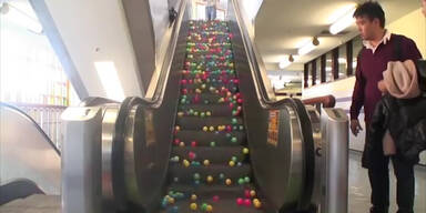 Eine Rolltreppe voller Bälle