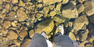 Spaziergang auf gefrorenem See