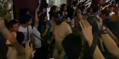 Nacktdemo an der Universität von Manila