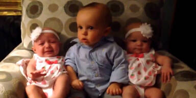 Baby trifft seine Zwillingsschwestern