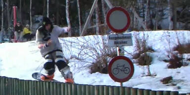 Snowboarder kracht gegen Schild