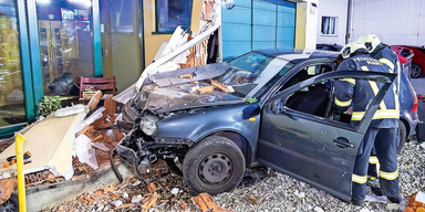 Auto krachte bei Crash in Haus von Feuerwehrmann