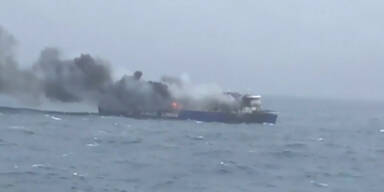 Brennendes Schiff in Brindisi eingetroffen