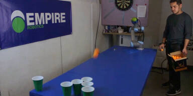 Beer-Pong Roboter trifft jeden Wurf