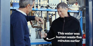 Bill Gates trinkt Wasser aus Fäkalien
