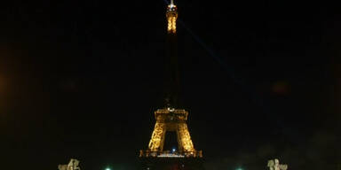 Der Eiffelturm trägt Trauer