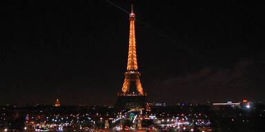 Dunkler Eiffelturm als Zeichen der Trauer